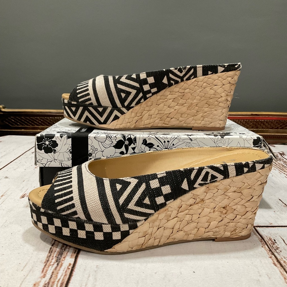CL BY LAUNDRY DAYSIE MULE PEEP TOE RAFFIA WEDGE HEELS.